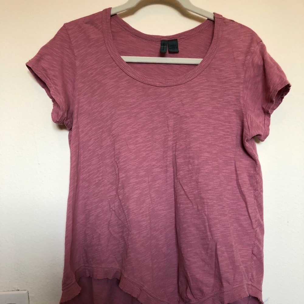 Pink T-shirt. Asymmetrical hem.
